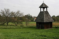 Szoknyás fa harangláb, Gödörháza