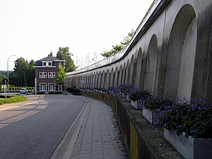 Illustratie van de grondverzakking in Eisden als gevolg van de steenkoolontginning. Het huis lag ooit op hetzelfde niveau als de reling