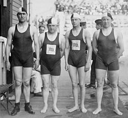 Az 1920-as olimpián a bronzérmes brit váltó, jobbról a második Percy Peter