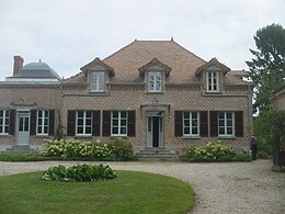 Het château heeft zijn oude bakstenen voorgevel behouden.