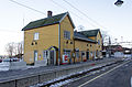 Stasjonen fra sporsiden. Foto: Peter Fiskerstrand