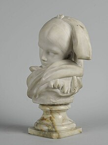 Tête d'une jeune fille, dont la tête penchée est revêtue par une coiffe alsacienne et dont le cou est drapé.