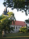 Die Kirche eingehüllt im August-Grün