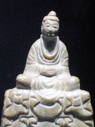 Buda sentado, Baekje, segunda mitad del siglo VI. Piedra de jabón, altura 13,5 cm. Museo Nacional de Buyeo. Tesoro n.º 329.