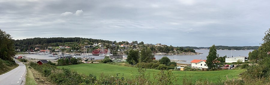 Kungsviken sedd västerut norra infartsvägen. Mitt i bilden på hitsidan av viken syns Gösta Johanssons varv.