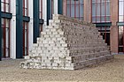 Long Pyramid, Sol LeWitt (1994).