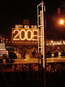 Lebanon's 12 ft, 150 pound New Year's Eve bologna LebanonBolognaDrop2008.jpg