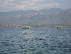 Čluny na jezeře Inle