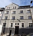 Mietshaus in geschlossener Bebauung mit Vorgarten