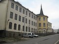 Schulgebäude mit Eingangsturm und angegliedertem Turnhallentrakt (ehemalige Prof.-Reinhold-Dahlmann-Schule)