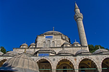 Slično rješenje kockastog postolja sa tri mala prozora ima i džamija Mehmed-paše Sokolovića na Kadrigi u Istanbulu[309]; [jul 2011.]