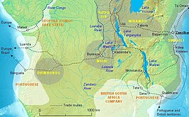 Zuid-centraal Afrika in 1880 met de centrale positie van Msiri's Koninkrijk en de belangrijkste handelsroutes, met de geschatte gebieden van Msiri's belangrijkste bondgenoten (namen in geel) en de Europese mogendheden (namen in oranje) voordat de grenzen werden vastgesteld door de Koloniale Conferentie van Berlijn. De handel aan de oostkust werd gecontroleerd door de sultan van Zanzibar. Invloedssferen van andere stammen en van Frankrijk en Duitsland zijn niet weergegeven.