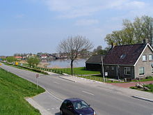 Gezicht vanaf de Friesche sluis op het Reitdiep ten oosten van het rak van de Munnekezijlsteried