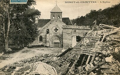 L'église de Muret près des ruines du château en 1920.