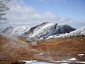 明神岳の北にある明神平、奥は水無山と国見山