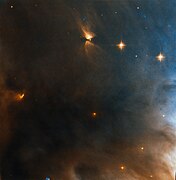 Une partie de NGC 1333 par le télescope spatial Hubble. On voit très bien à la gauche de l'image une étoile et son jet de matière.