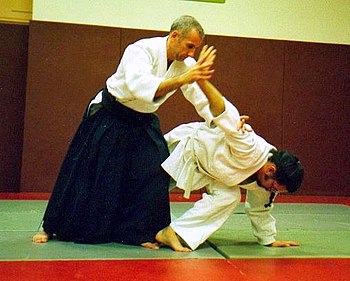 English: Aikido: nikyo omote (second principle...