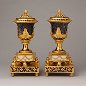 Cặp đèn đốt nước hoa Tân cổ điển của Anh; có lẽ vào khoảng năm 1770; làm từ fluorin, mai rùa và gỗ, đế đá hoa Carrara, giá đỡ bằng đồng mạ vàng, lớp lót bằng đồng mạ vàng; 33 × 14,3 × 14,3 cm; bảo tàng nghệ thuật Metropolitan
