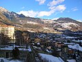 Vue du bourg et du territoire communal. Au-delà de la ligne d'ombre s'étend la commune de Saint-Vincent.