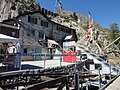 Standseilbahn in der Bergstation Les Montuires, wo auf den Panoramazug umgestiegen wird