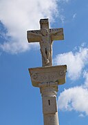 Sculpture du Christ sur la face avant de la croix.