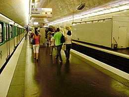 Quai depuis l'extrémité ouest (à gauche, le métro est en garage de longue durée).