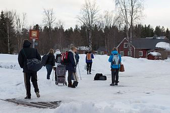 Passagerare från Inlandsbanan väntar på buss vid Röjan.