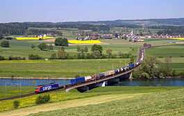 Re 482 mit Containerzug bei Oberrüti-2.jpg