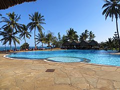 La grande piscine du Reef Hotel et sa vue sur la mer.