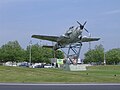 Rond-point Albert Bignon sur lequel est posé un Breguet Alizé fleuron de l'Aéronavale de 1960 à 2000