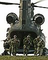 SEALs sortint d'un CH-47D Chinook.