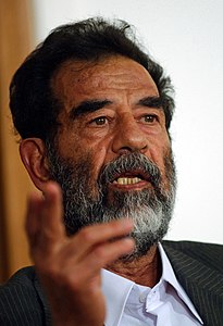 Saddam Hüseyin'in, Şii kasabası Duceyil’de 148 kişinin öldürülmesinden suçlandığı davaya ilişkin olarak Irak mahkemelerinde yargılamasının yapılmasından önce kendisiyle yapılan görüşmeden bir kare (2004). (Üreten: Bilinmiyor)