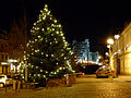 Weihnachtlich geschmückter Schillerplatz vor dem Seniorenheim mit Blick aufs Blaue Wunder in Dresden (von Brücke) - Bild 17 in der Kategorie Weihnachtlich beleuchtete Vorgärten mit Haus