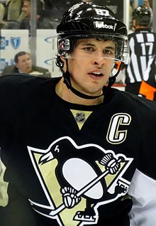 Photographie de face de Sidney Crosby arborant le maillot de capitaine des Penguins