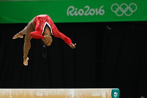 La gymnaste américaine Simone Biles, médaillée de bronze, lors de son passage à la poutre aux Jeux olympiques de Rio. (définition réelle 3 464 × 2 309)