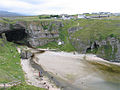 Durness mit Smoo Cave. Im Hintergrund rechts die Jugendherberge