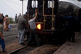 Двое мужчин за паровозом