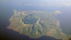 'n Lugfoto van Vulkaaneiland binne-in die Taalvulkaan (2012). Noord is aan die regterkant.