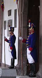Гренадеры полка почётного караула армии Эквадора. Их униформа воспроизводит форму гренадер, участвовавших в историческом сражении у горы Таркви 27 февраля 1829 года.
