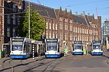 Tramstation Amsterdam Centraal Oostzijde met Combino's op de tramlijnen 2, 4, 12 en 14.