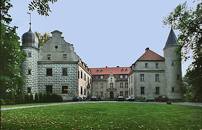 Замок Тютц (замок, Польша)Тютц в Западной Пруссии (в период 1338–1739 годов был в фамильной собственности)