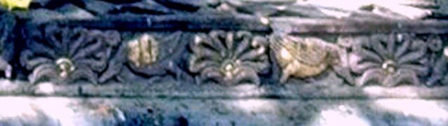 Modern image. Detail of the decorative frieze on the left side, consisting in honeysuckles and geese, which can also be found on several of the pillar capital of Ashoka.[7]