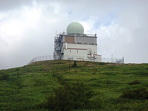 山頂の航空監視レーダー