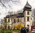 Villa, mit Vorgarten und Einfriedung