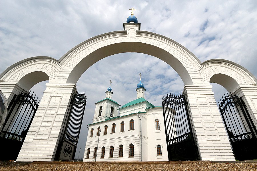 Храм Смоленской иконы Пресвятой Богородицы в воротах в Новогорбово.