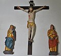 Groupe de la Crucifixion : Christ en croix et statues de la Vierge Marie et de saint Jean.