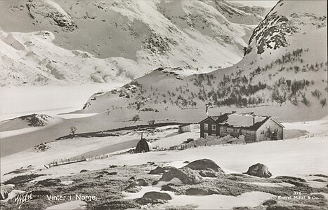 Una vista invernale del rifugio in una cartolina d'epoca.