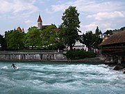 Wellenreiten in die Kielwasser auf der Obere Schleuse, Thun, Schweiz