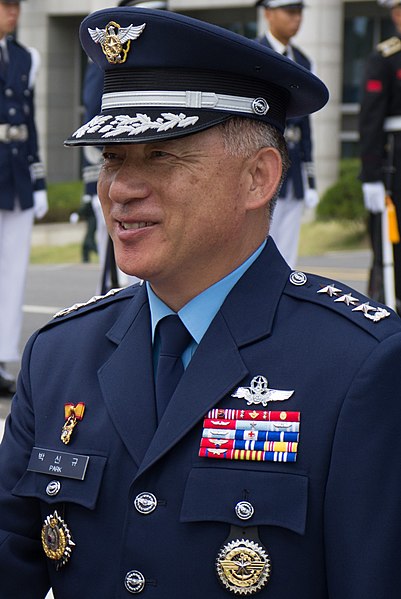 파일:Air Force (ROKAF) Lieutenant General Park Shin-kyu 공군중장 박신규 (MND welcome for GEN Scaparrotti (7) 10150404763 453aa30928 o).jpg