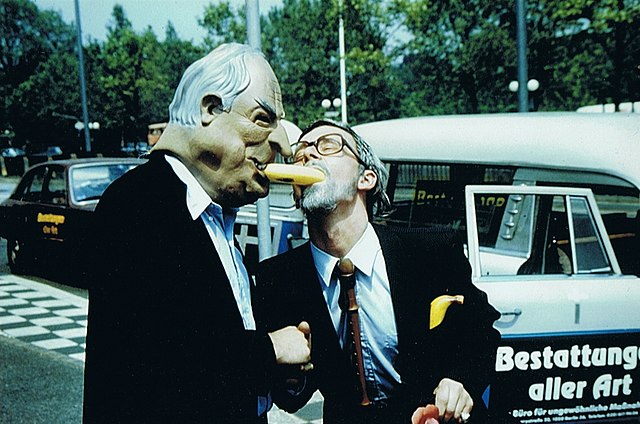 "Die Übergabe des Kaufpreises für die DDR in Bonn" im Rahmen der BRDigungs-Aktion "Das letzte Geläut" 1990, Büro für ungewöhnliche Maßnahmen, Berlin